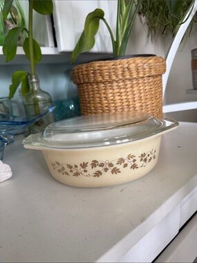 Vintage Pyrex Golden Acorn casserole dish in the 043 (1.5 quart)